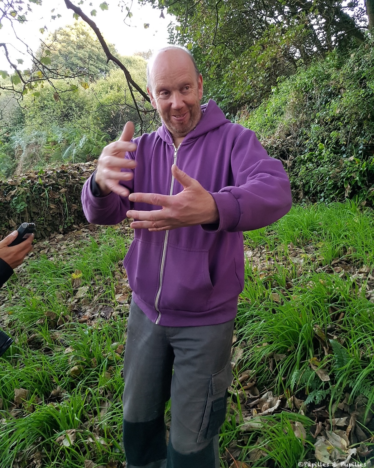 Cueilleur de plantes sauvages expliquant la cueillette alimentaire à Kilkenny en Irlande