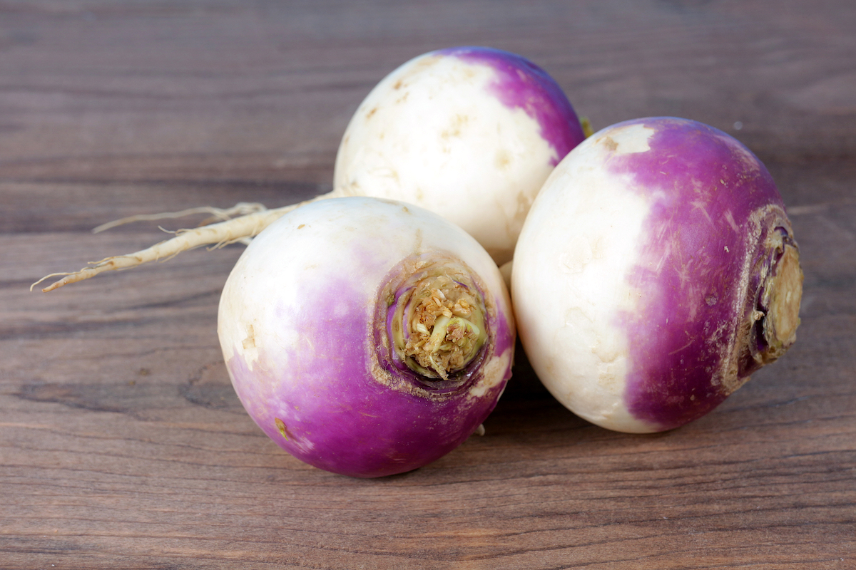 Navets frais sur l’étal, blancs et violets, prêts à cuisiner – ©Sony Ho Shutterstock