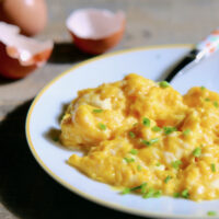 Oeufs brouillés à la ciboulette