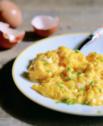 Oeufs brouillés à la ciboulette