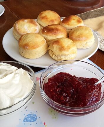 Scones - Clotted Cream - Confiture de framboises