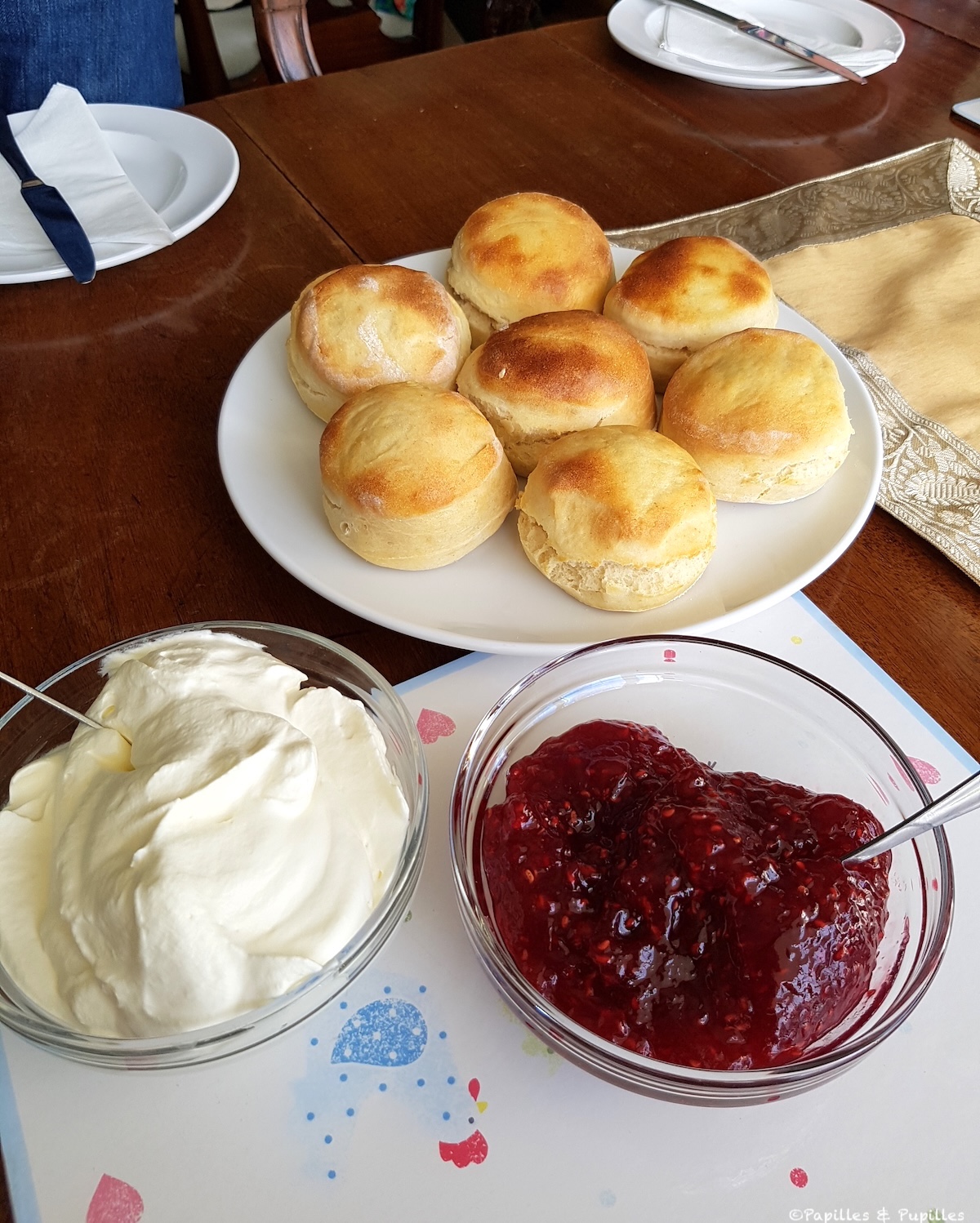 Scones irlandais avec clotted cream et confiture de framboises