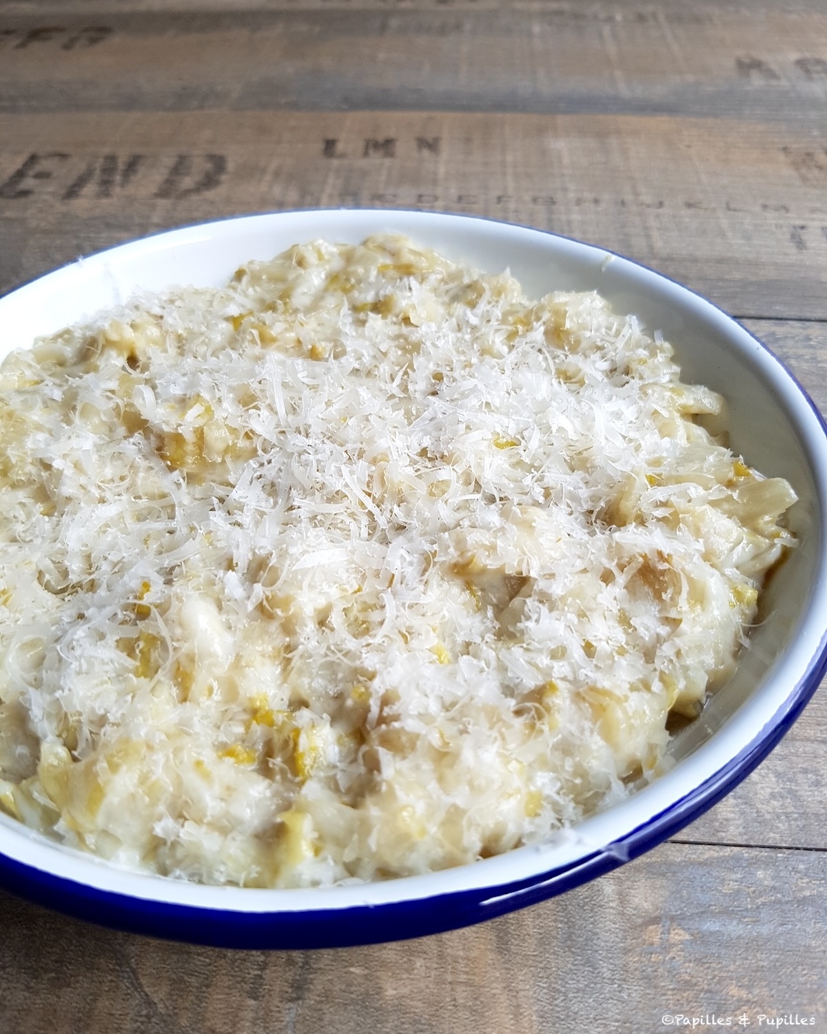 Plat de gratin d’endives au Parmesan avant cuisson, béchamel au fromage et parmesan sur le dessus