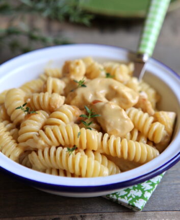 Pâtes au poulet, crème fraîche et vin blanc