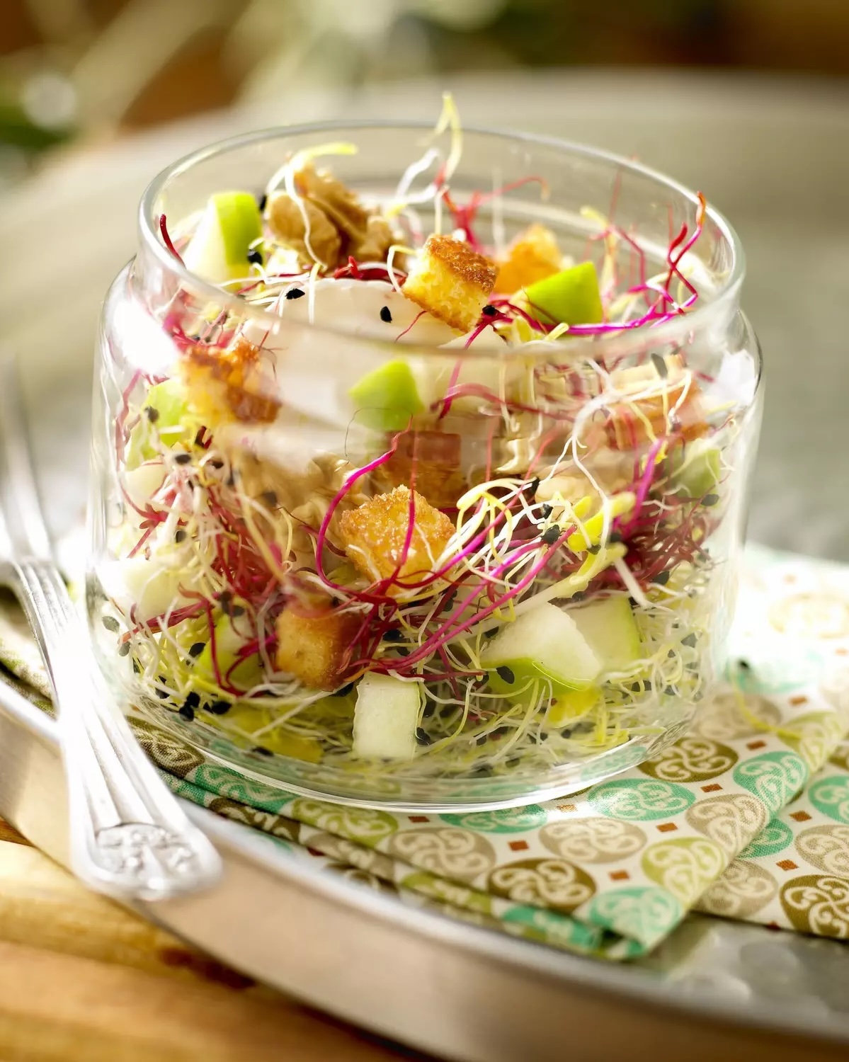 Salade sucrée salée croustifondante aux pommes et graines germées