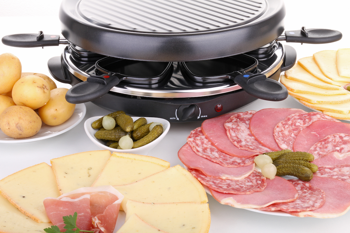 Appareil à raclette posé sur une table, prêt pour une soirée raclette 