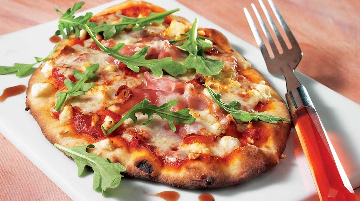 Pizza jambon roquette sur pain naan