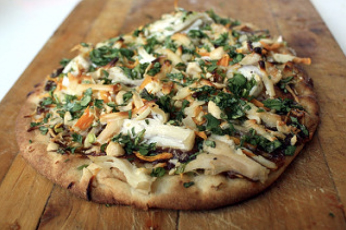 Pizza thaï au poulet sur pain naan