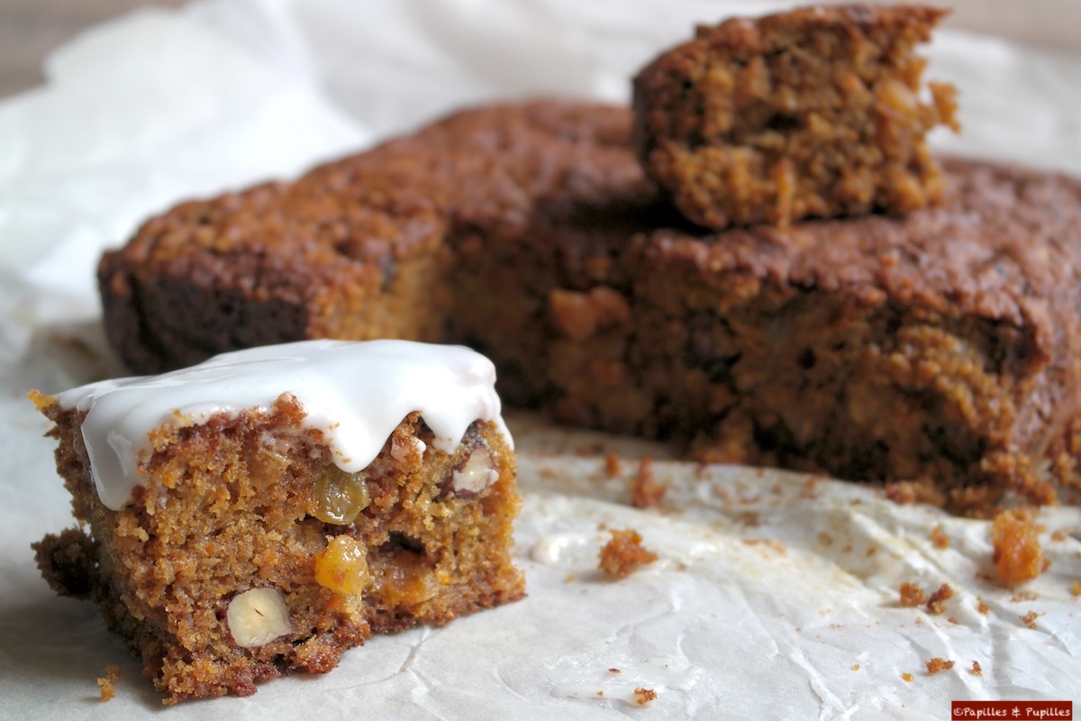Carrot cake avec glaçage à l’orange étalé sur le dessus