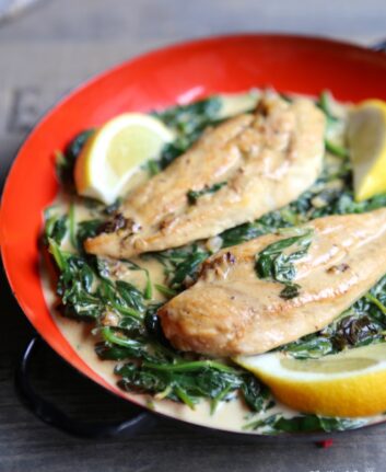 Escalope de poulet, ail et épinards