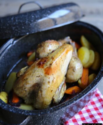 Pintade en cocotte au four, carottes et pommes de terre