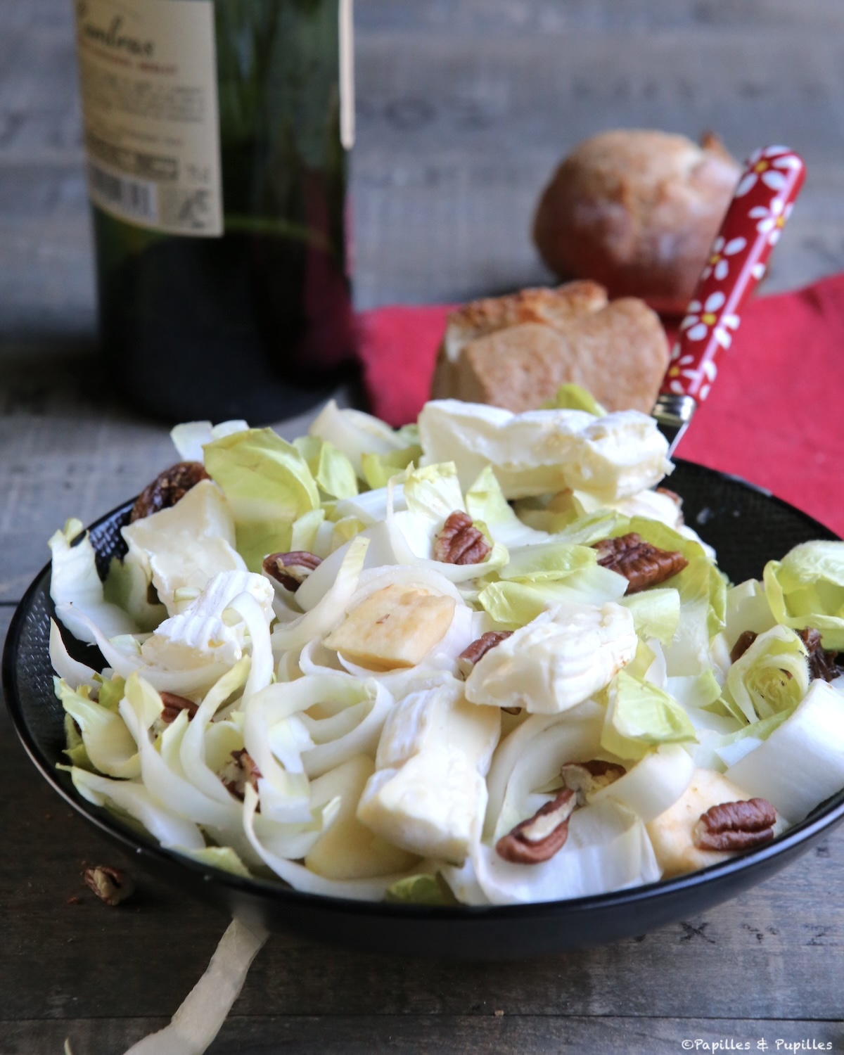 Salade d’endives au fromage, pomme, figues et noix de pécan, prête à servir, avec fruits frais et fruits secs concassés