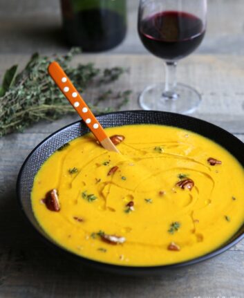 Velouté de carottes et pommes, au lait de coco et aux épices