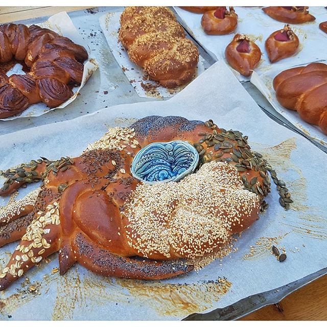 Pains absolument fantastiques chez @lehamimbakery - Avec @lacuisinedemercotte nous avons appris à faire le pain traditionnel du shabbat, la Challah