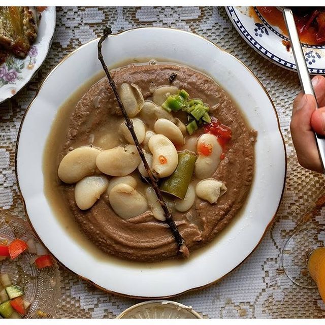 Massabacha - un peu comme un houmous mais avec 2 sortes de haricots, du citron et de la sauge ; incroyablement bon Zakaim - Tel Aviv