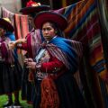 Femmes en costumes traditionnels péruviens