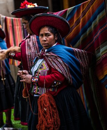Femmes en costumes traditionnels péruviens