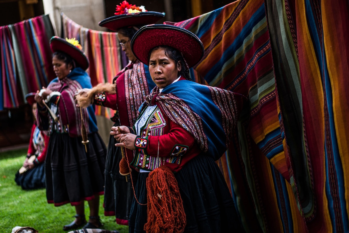 Femmes en costumes traditionnels péruviens
