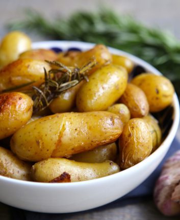 Pommes de terre confites ail et romarin