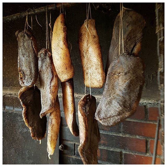 Séchage des magrets dans la cheminée