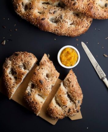 Focaccia à l’origan, au sésame et à l’huile d’olive