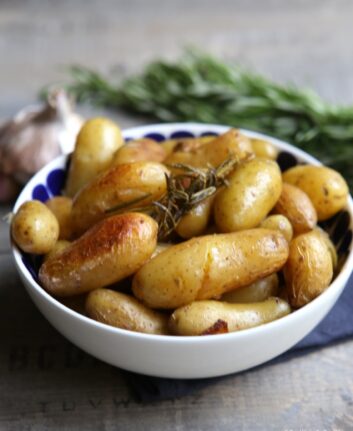 Pommes de terre confites à l’ail et au romarin