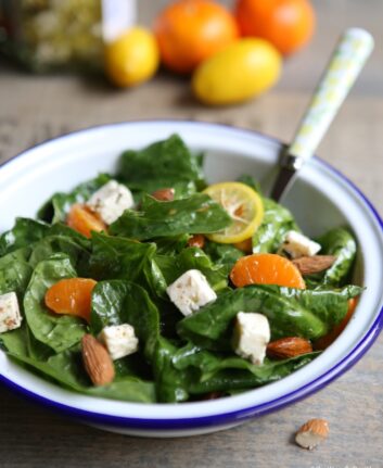 Salade d'épinards, clémentines, amande et feta