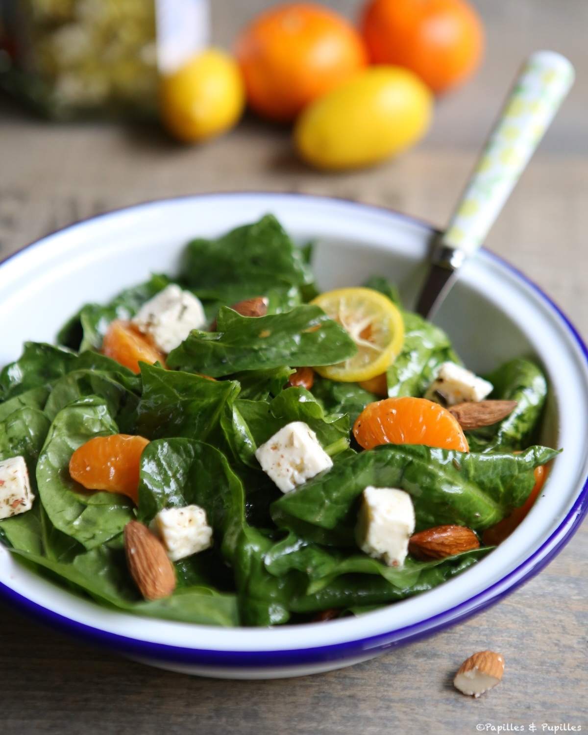 Salade d'épinards, clémentines, amande et feta