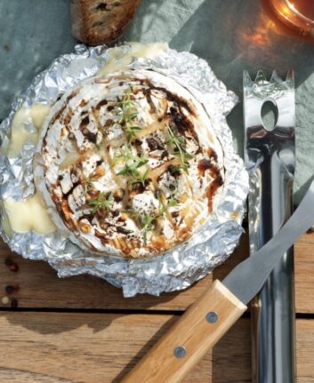 Camembert rôti au four parfumé au miel et au thym