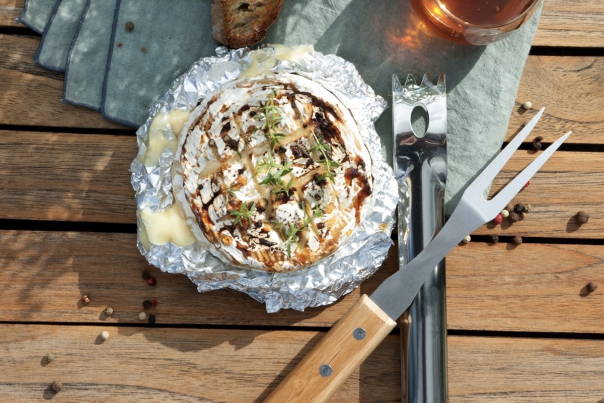 Camembert rôti au four parfumé au miel et au thym