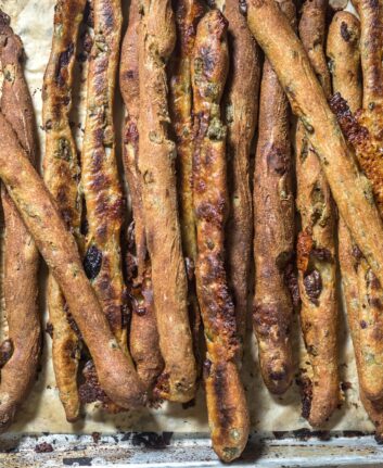 Gressins au fromage et aux olives ©Breads Bakery