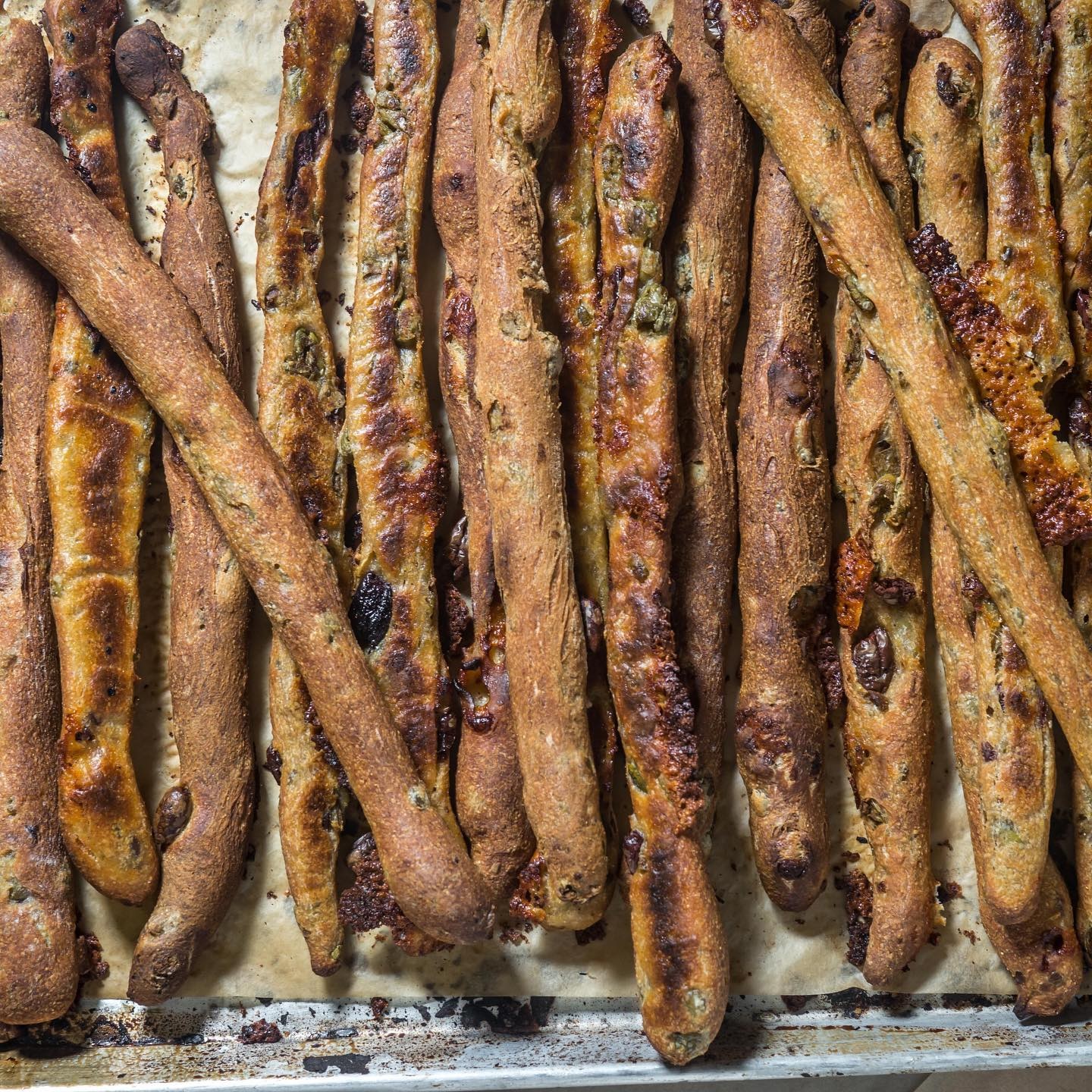 Gressins au fromage et aux olives ©Breads Bakery