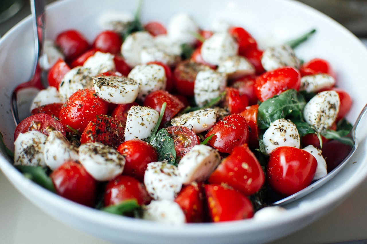 Salade tomates mozza (c) StockSnap CCO public domain pixabay