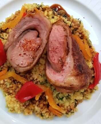 Selle d’agneau aux épices, boulghour, sauce yaourt et menthe