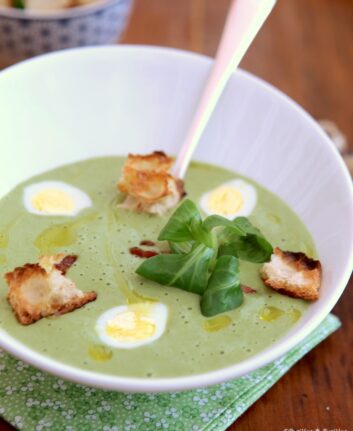 Velouté de mâche, oeufs de caille et lardons fumés