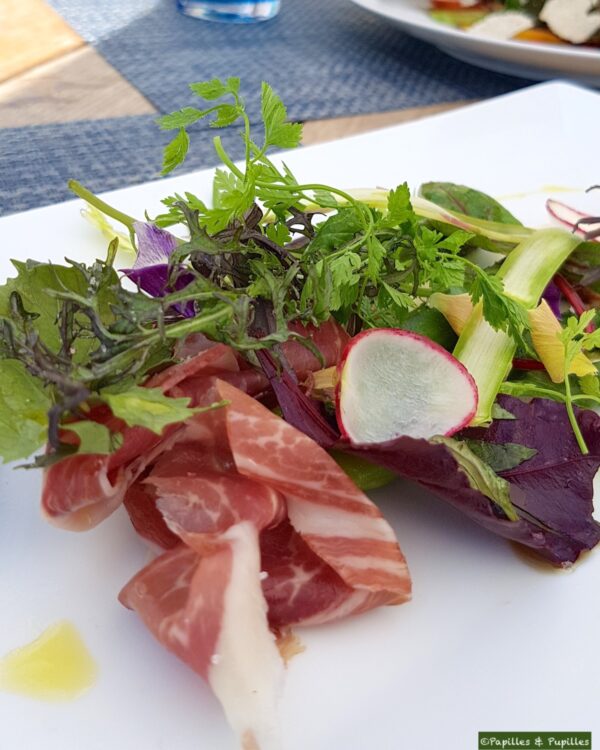 Asperges vertes, crème de noisettes etcopeaux de pata negra