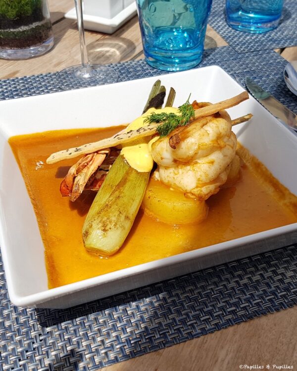 Brochettes de gambas sauvages, pommes fondantes au safran et soupe légère