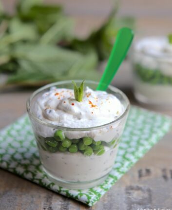 Verrines de mousse de fromage de chèvre, petits pois et menthe