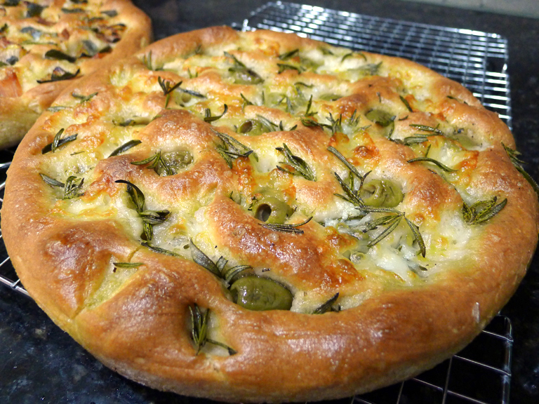 Focaccia olives et romarin (c) Christi Nielsen licence CC BY-NC-ND 2.0