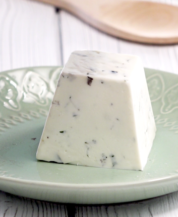 Pyramide de fromage de chèvre olives et menthe