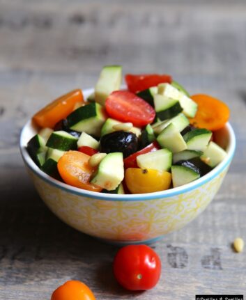 Tartare de courgettes, tomates, olives noires et pignons de pin