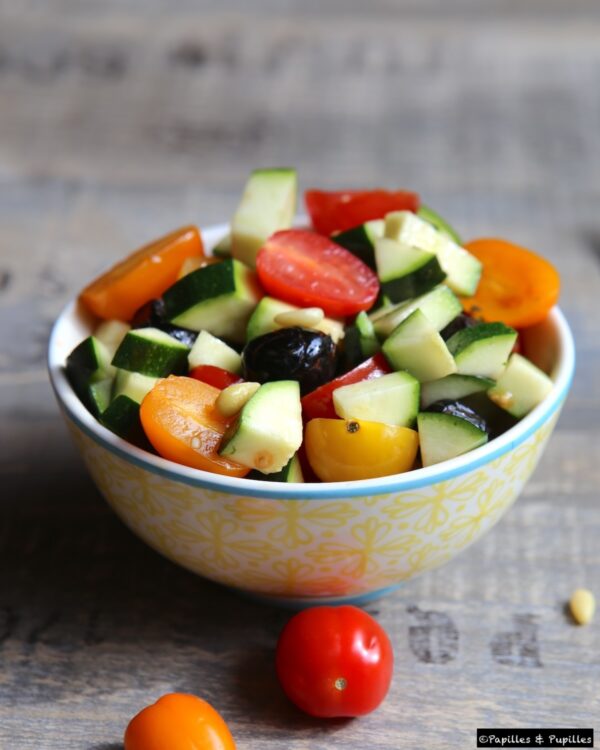 Tartare de courgettes, tomates, olives noires et pignons de pin