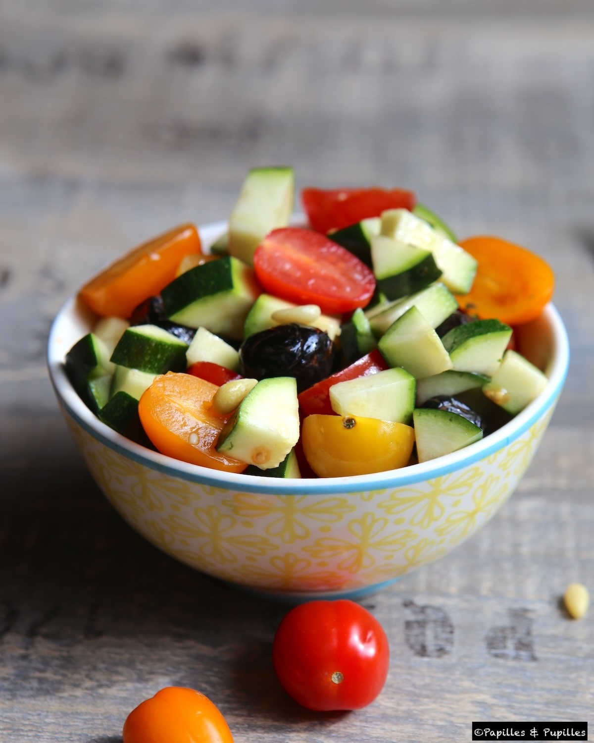 Tartare de courgettes, tomates, olives noires et pignons de pin