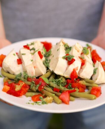 Blancs de poulet pochés et haricots verts, sauce vierge
