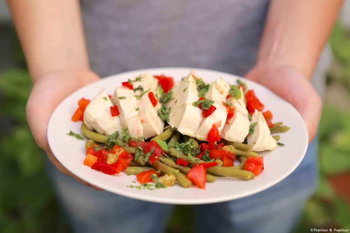 Blancs de poulet pochés et haricots verts, sauce vierge