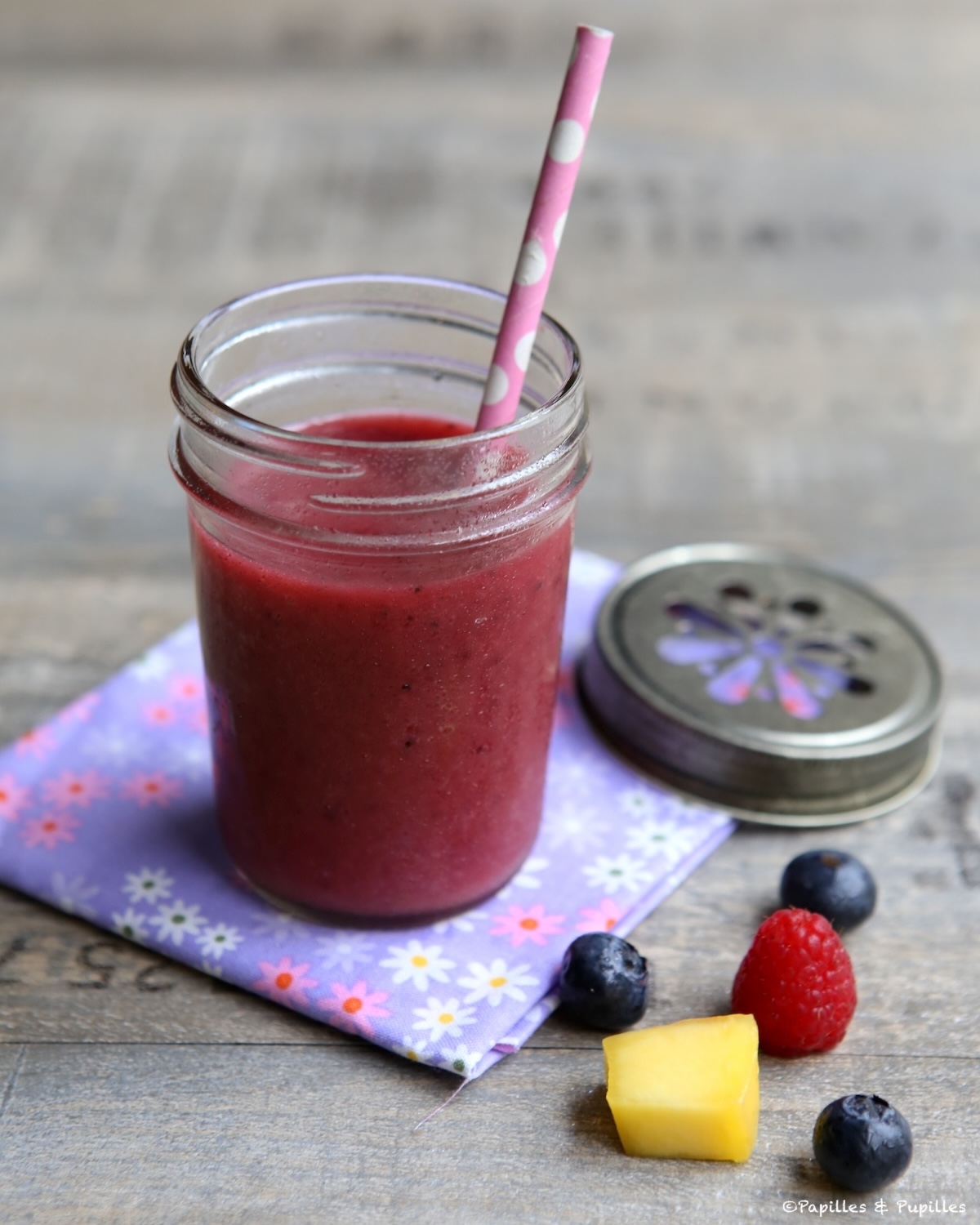 Smoothie aux framboises, myrtilles et mangues