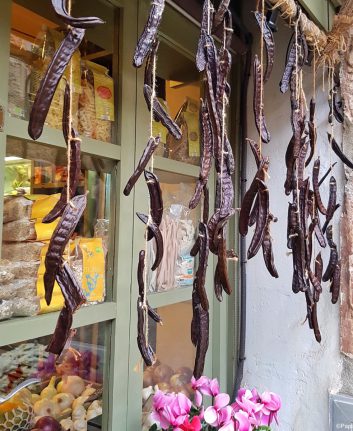 Décoration avec caroubes