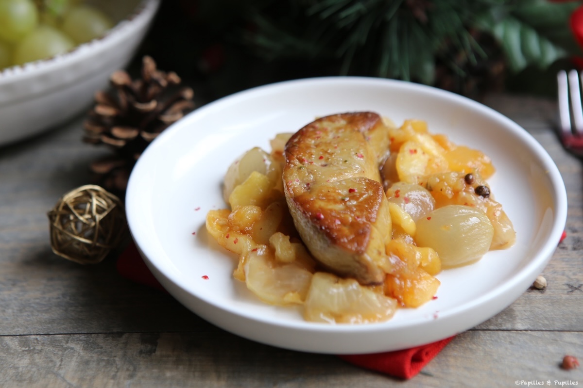 Escalopes de foie gras aux raisins et aux pommes