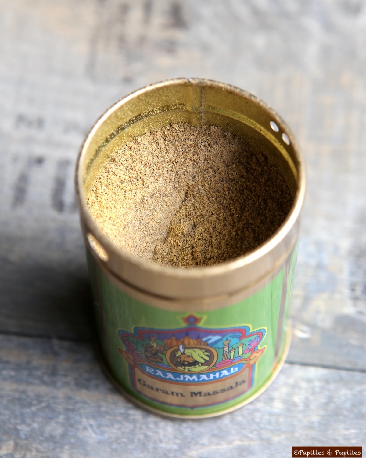 Garam masala dans une coupelle, mélange d’épices indien parfumé
