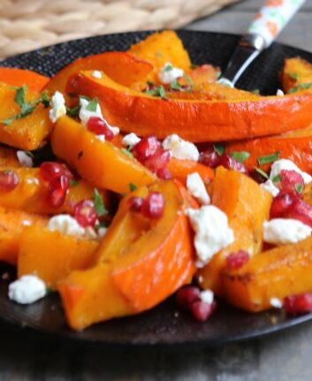 Butternut et potimarron rôtis aux épices douces, féta et grenade